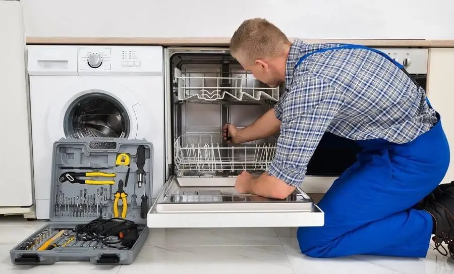 Bozdoğan Hotpoint servisi teknisyen ekibi beyaz eşya tamiri yaparken